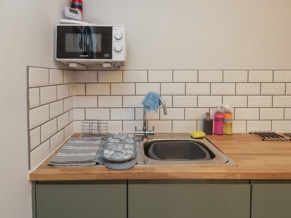 Dishwasher, electric kettle, toaster, cookware/dishes/utensils