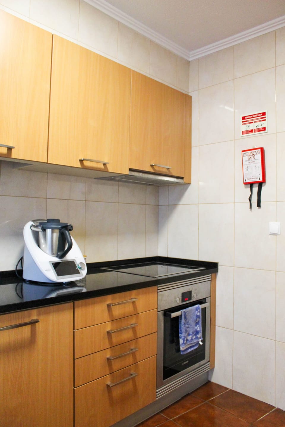 Full-size fridge, microwave, oven, stovetop