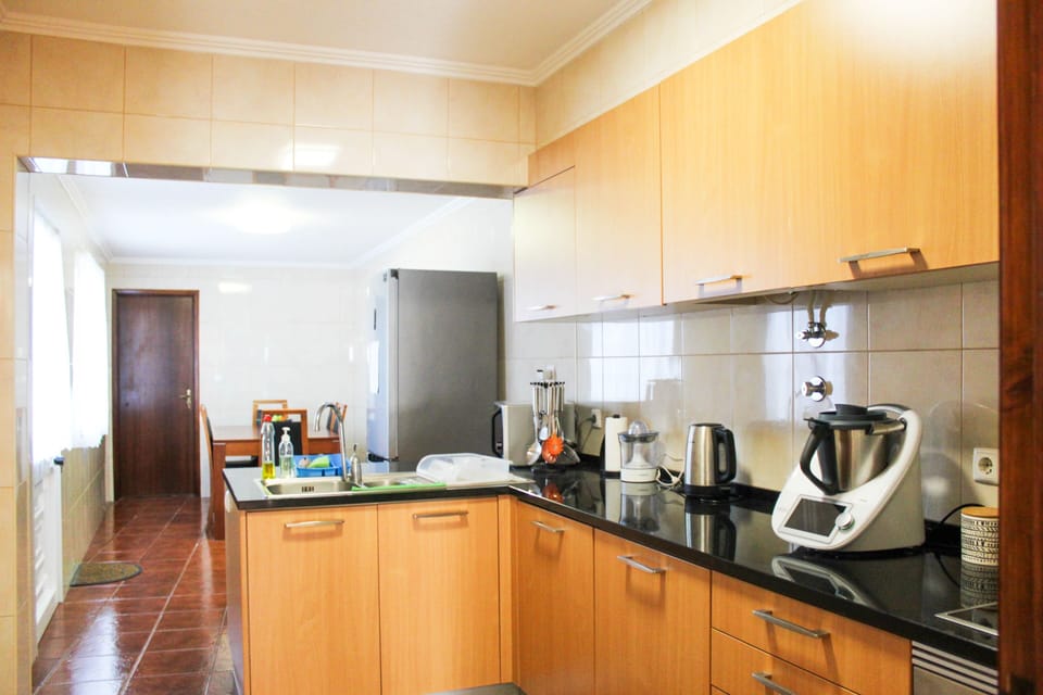 Full-size fridge, microwave, oven, stovetop