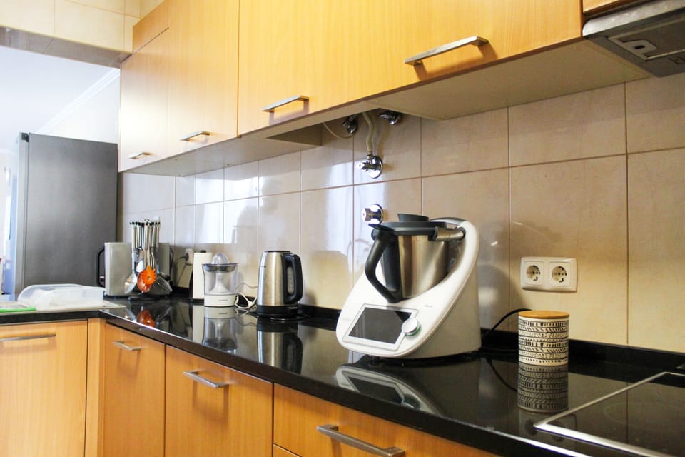 Full-size fridge, microwave, oven, stovetop