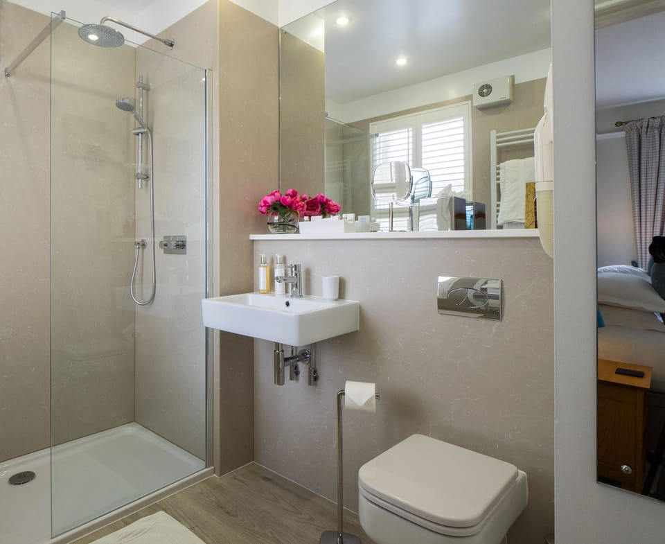 Superior Double Room | Bathroom | Free toiletries, hair dryer, bathrobes, towels