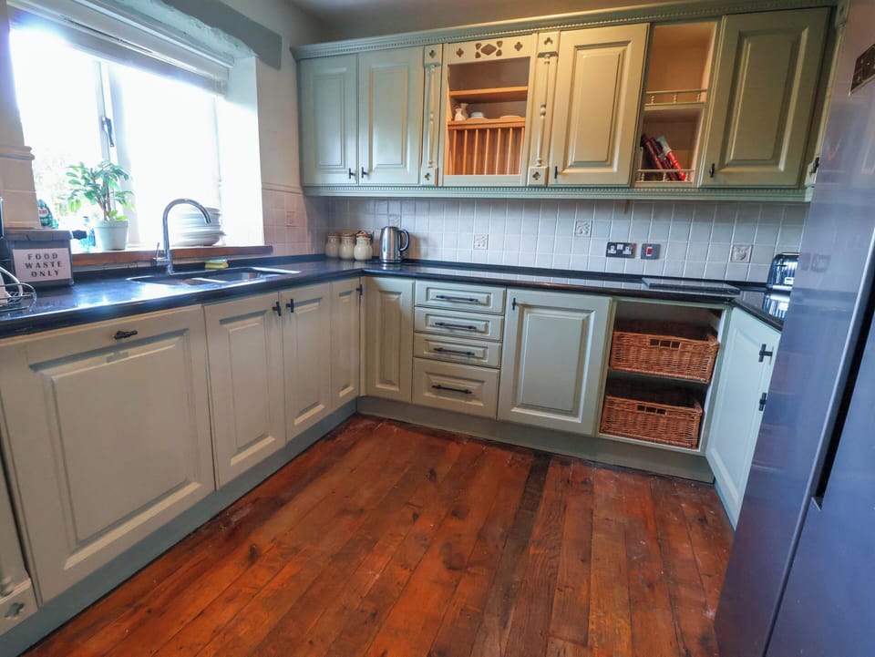 Cottage | Private kitchen | Dishwasher, cookware/dishes/utensils