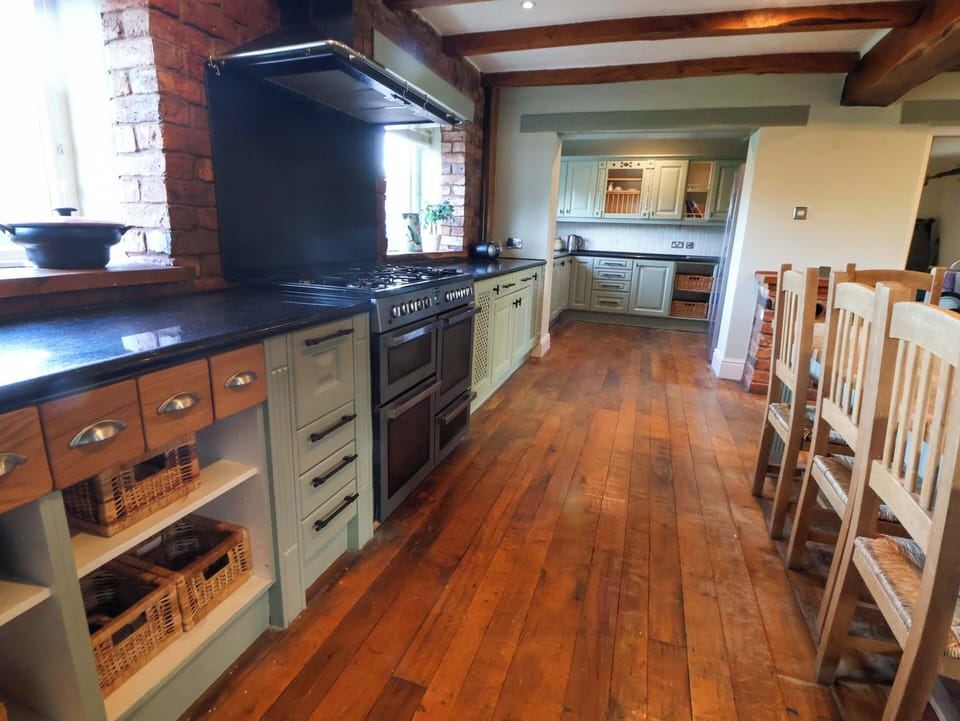 Cottage | Private kitchen | Dishwasher, cookware/dishes/utensils