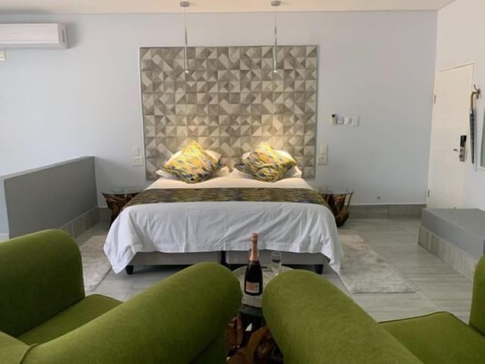 Deluxe Suite | Laptop workspace, bed sheets