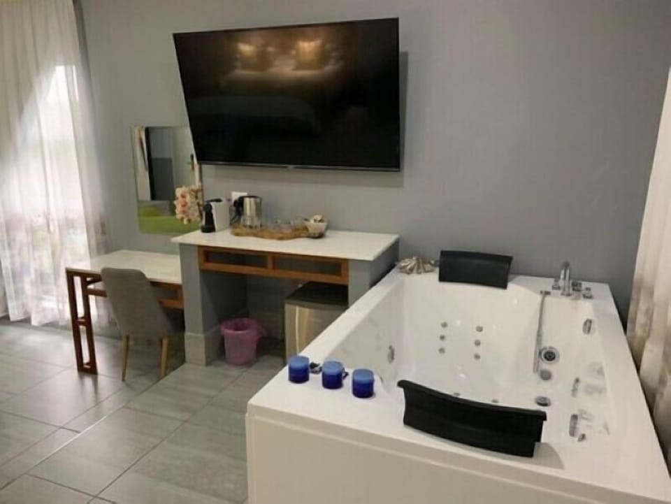 Deluxe Suite | Laptop workspace, bed sheets