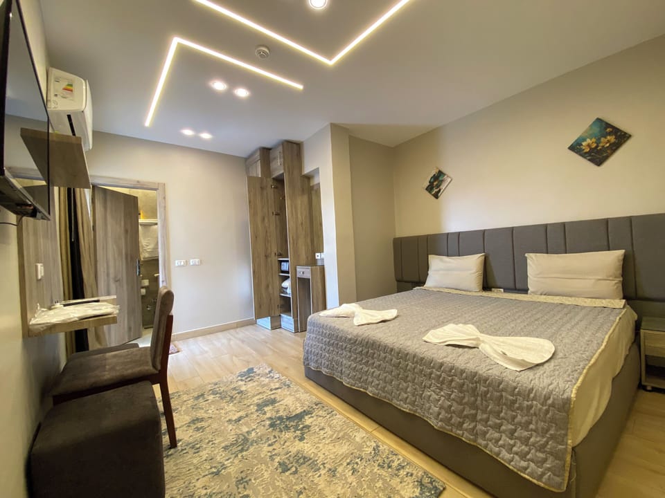 Deluxe King Room with Terrace | Minibar, in-room safe, desk, laptop workspace