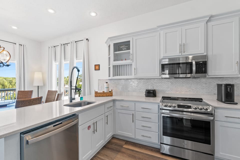 House, 5 Bedrooms, Hot Tub | Private kitchen | Full-size fridge, microwave, oven, stovetop