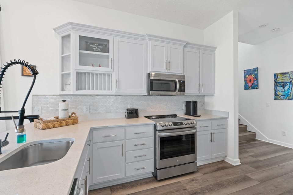 House, 5 Bedrooms, Hot Tub | Private kitchen | Coffee/tea maker, full-size fridge, microwave, oven
