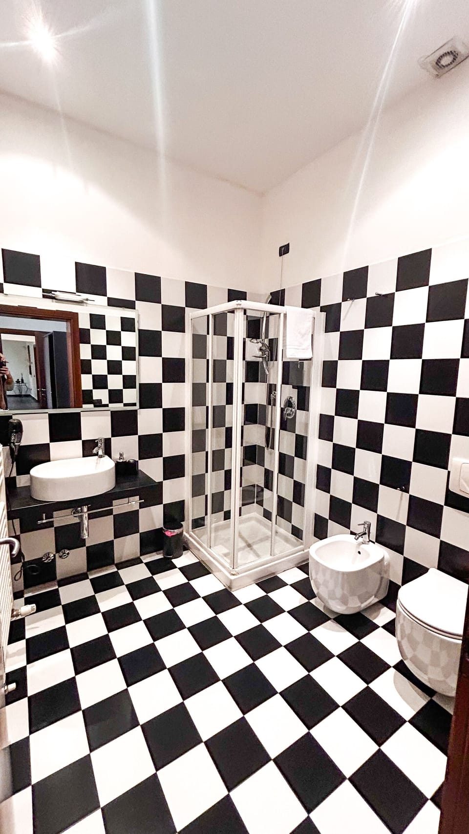 Standard Triple Room | Bathroom | Shower, hair dryer, bidet, towels