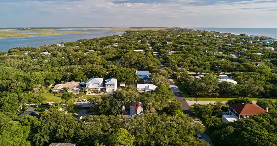 Perfect location between the beach + intracoastal 🌊🌿
Tucked in a quiet coastal neighborhood, you’re just minutes from sandy shores on one side and peaceful waterways on the other—ideal for fishing, boating, and sunset strolls.
