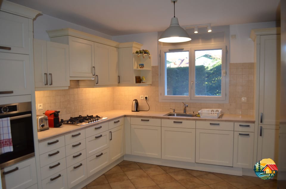 Full kitchen