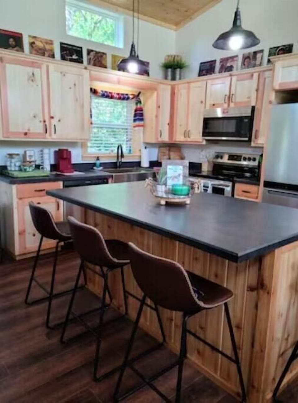 Bar seats 4