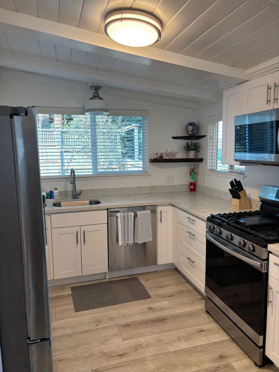 Family Cottage | Private kitchen | Coffee/tea maker, microwave