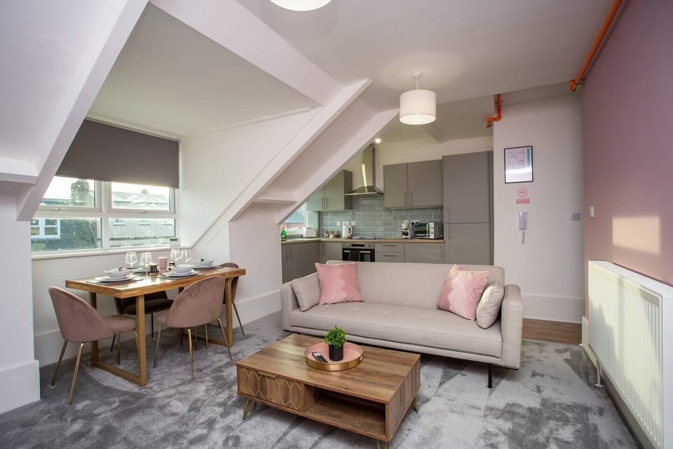 With ample seating and plenty of natural light streaming in, every meal is a celebration of coastal living. 