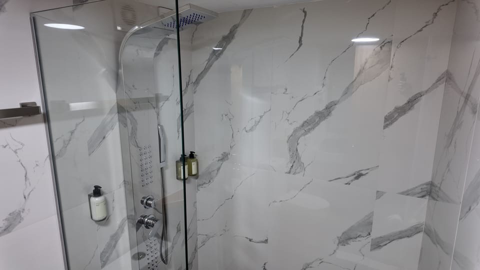 Luxury Studio Suite | Bathroom | Hair dryer, towels, soap, shampoo