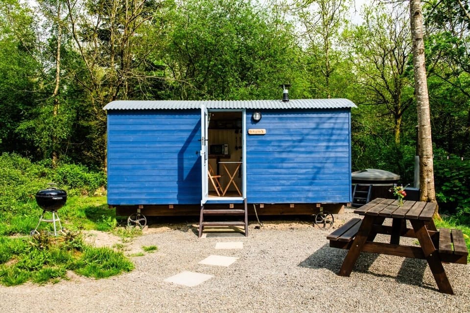 With Private Hot Tub, BBQ and Picnic Table