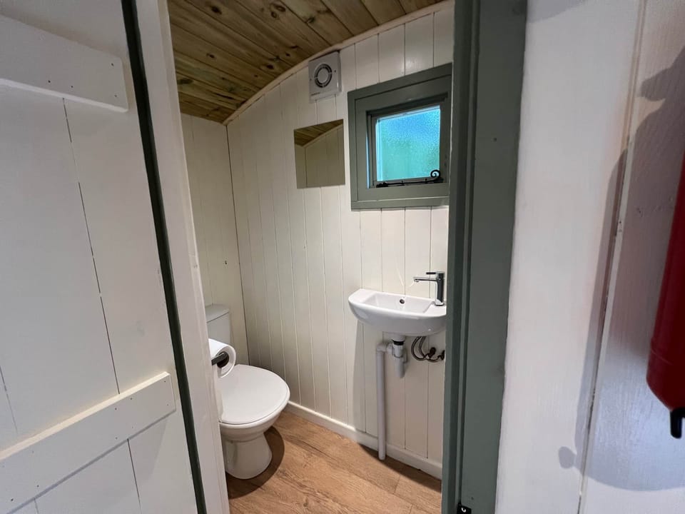 En-suite bathroom with hot shower