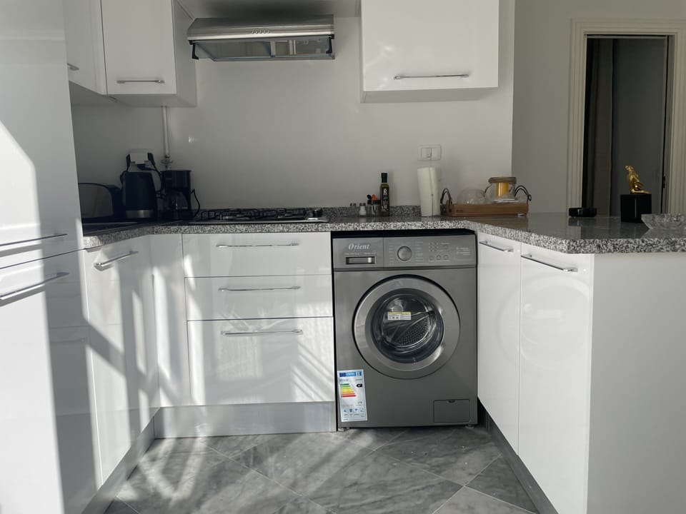 City Apartment | Private kitchen | Fridge, microwave, oven, toaster