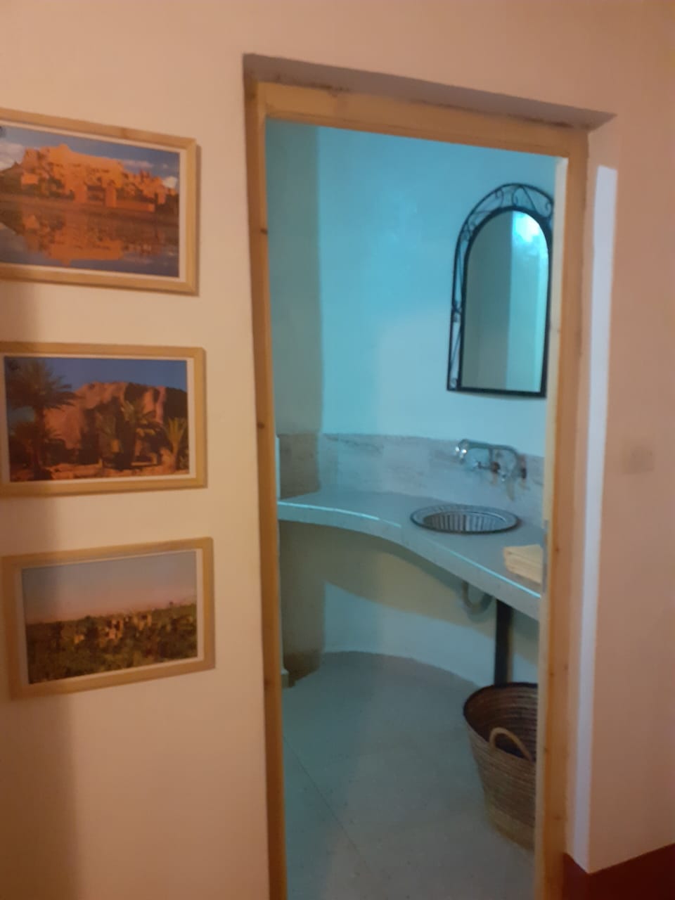 Rainfall showerhead, free toiletries, towels