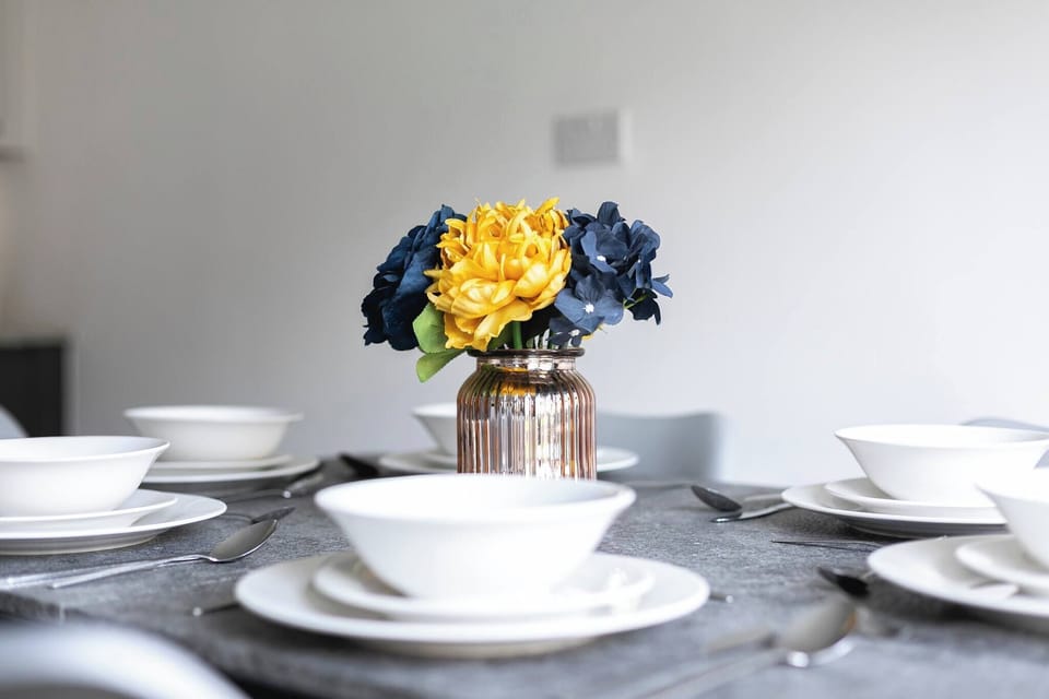 Apartment, 2 Bedrooms, Garden View | Dining room