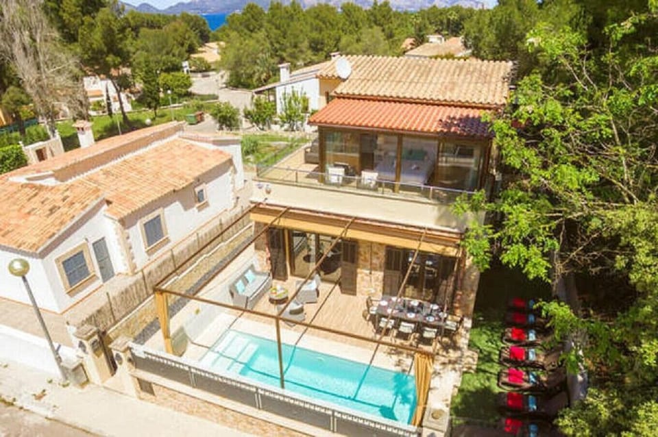 Aerial view of Villa Gabriela in Mal Pas – Bonaire, featuring a private pool, outdoor terraces and relaxation areas, surrounded by nature and close to the sea in northern Mallorca.