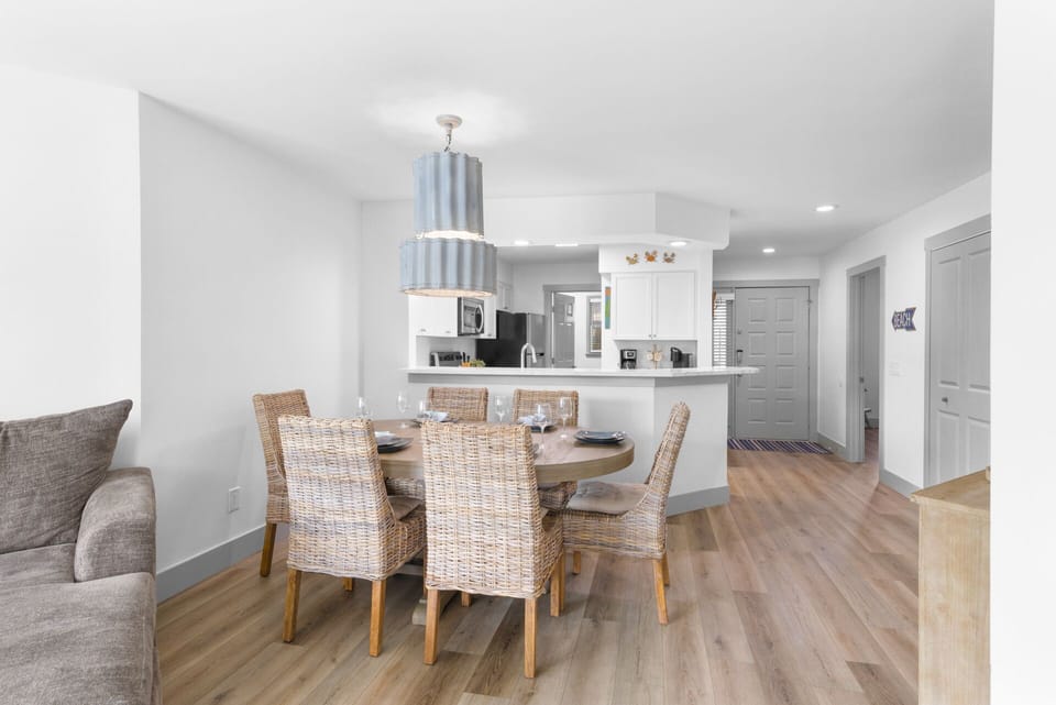 Dining table featuring 6 chairs