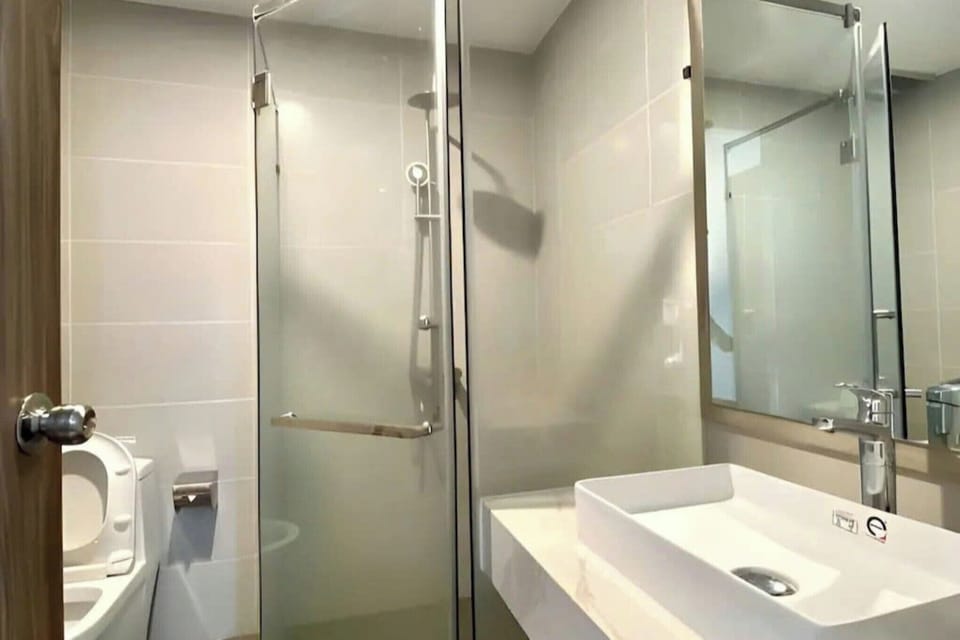 Twin Room, Lake View | Bathroom | Shower, rainfall showerhead, designer toiletries, hair dryer