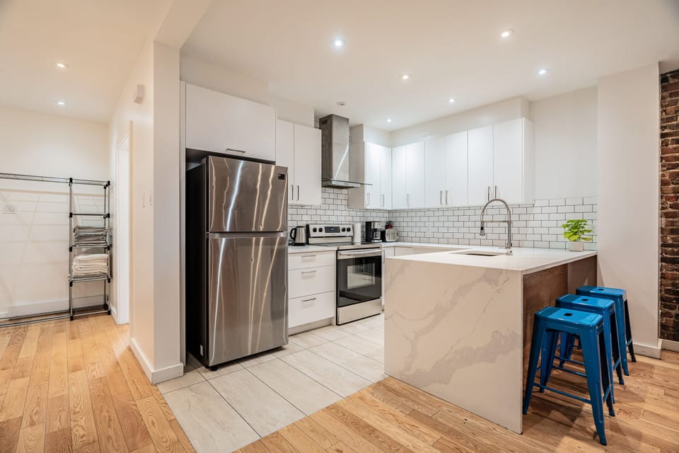 Kitchen counter breakfast bar with 3 barstools. Grab a coffee and plan your day!