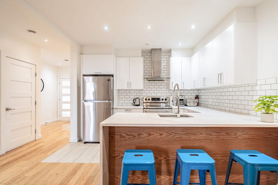 A fully-equipped modern kitchen to prepare any meal at home!