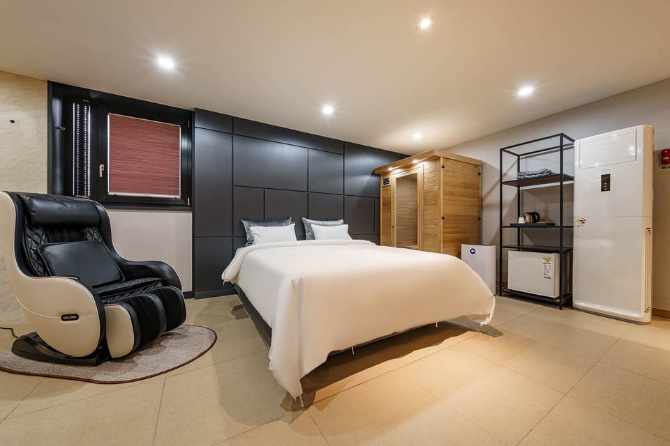 Luxury Suite, 1 Queen Bed, Non Smoking, Sauna | Premium bedding, memory foam beds, desk, laptop workspace