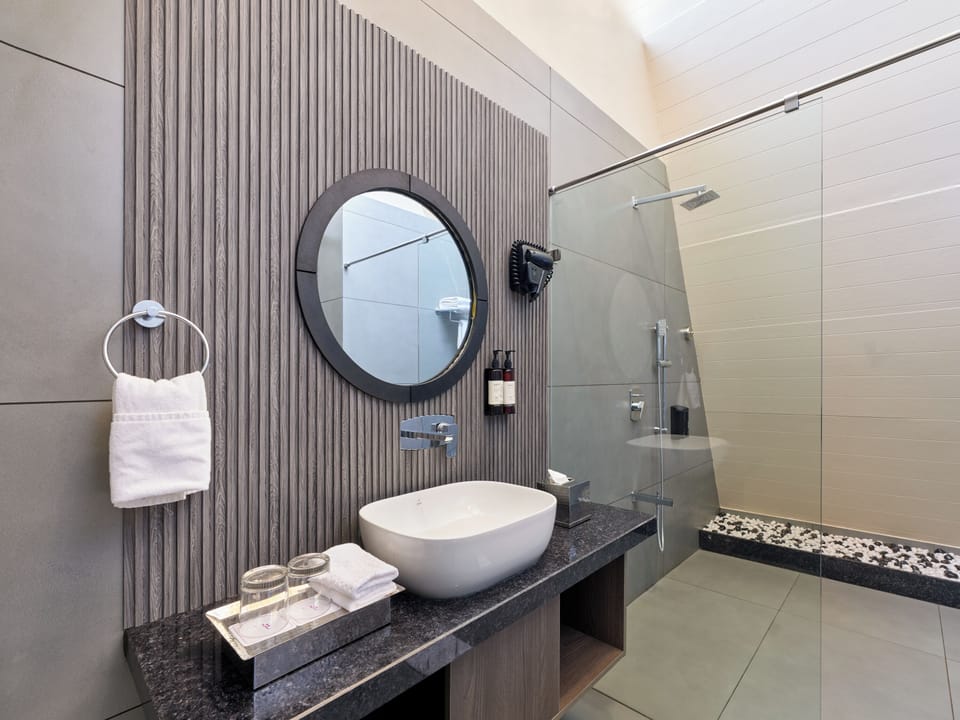 Cottage | Bathroom | Eco-friendly toiletries, hair dryer, bidet, towels
