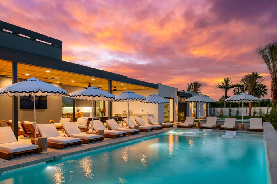 Pool (Villa 13).