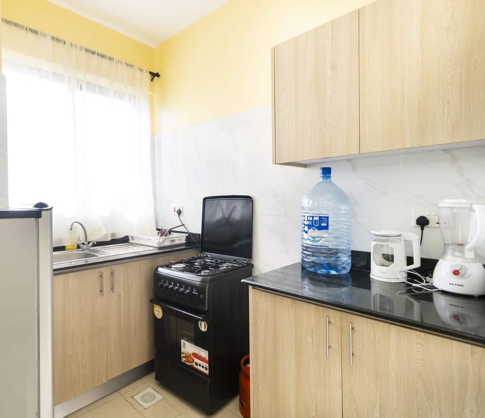 Comfort Apartment | Private kitchen | Fridge, microwave, cookware/dishes/utensils