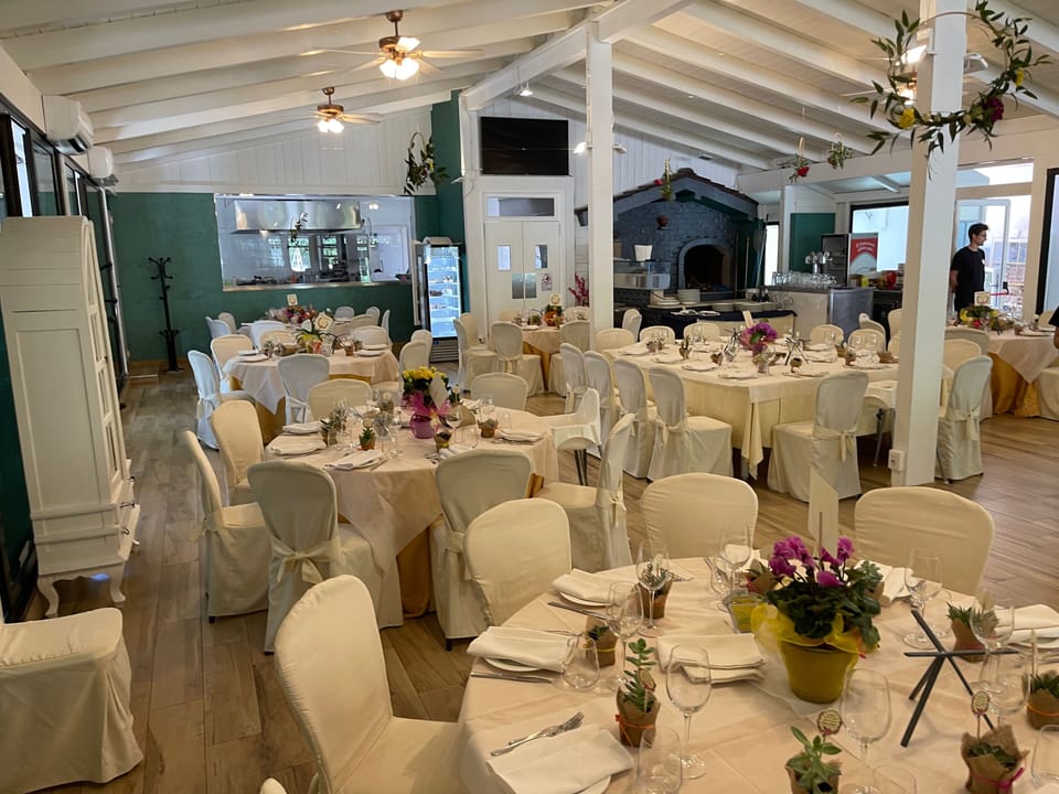 2 restaurants; breakfast, lunch, and dinner served