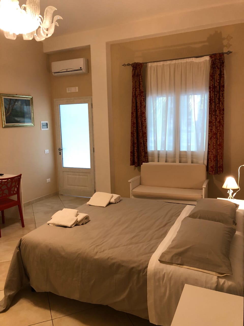 Comfort Suite | Individually decorated, desk, laptop workspace, free WiFi