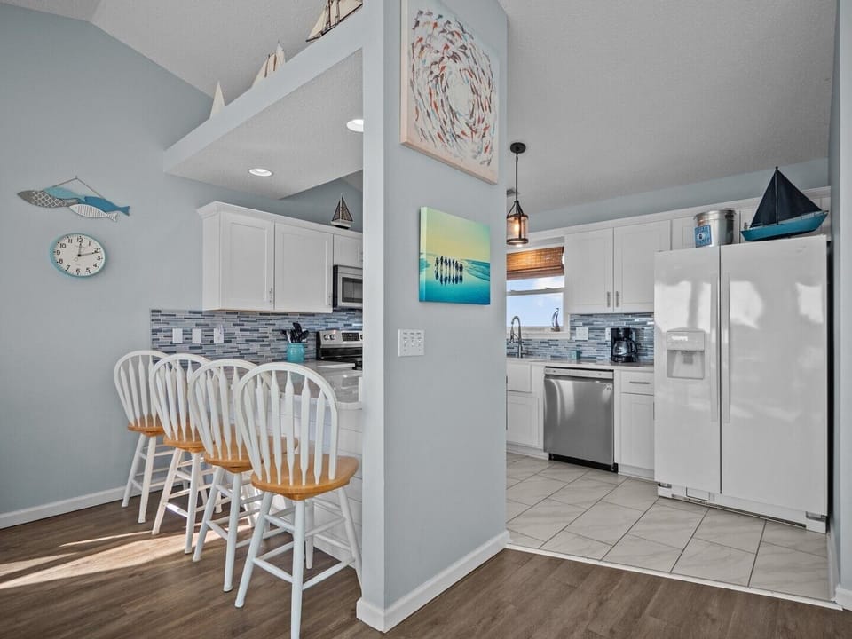 Kitchen and Extra Bar Seating for 4