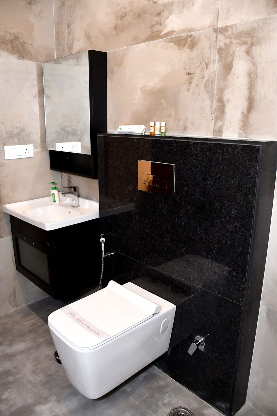 Deluxe Double Room | Bathroom | Shower, free toiletries, slippers, towels