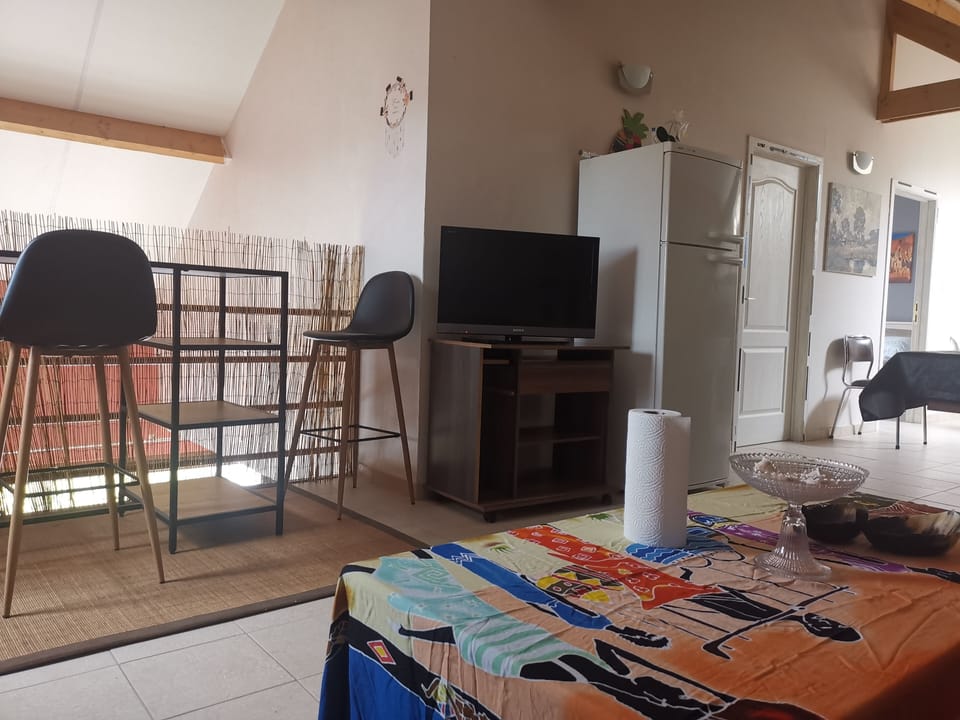 Flat-screen TV, fireplace, printers