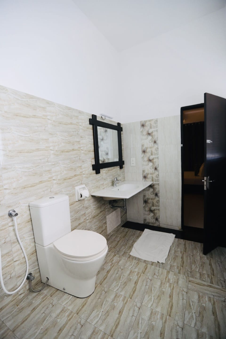 Superior Double Room | Bathroom | Free toiletries, hair dryer