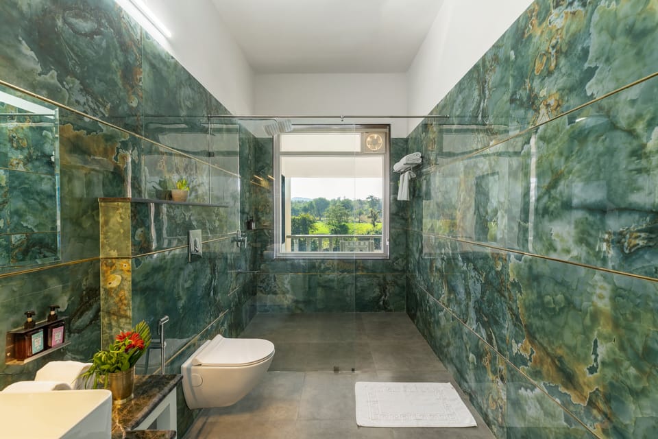 Luxury Room | Bathroom | Free toiletries, hair dryer, slippers, bidet