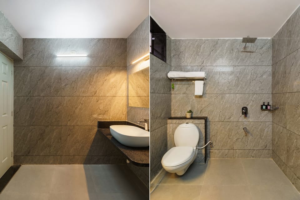 Superior Double Room | Bathroom | Free toiletries, hair dryer, slippers, bidet