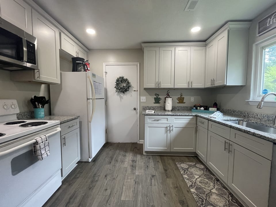 Large Full Kitchen