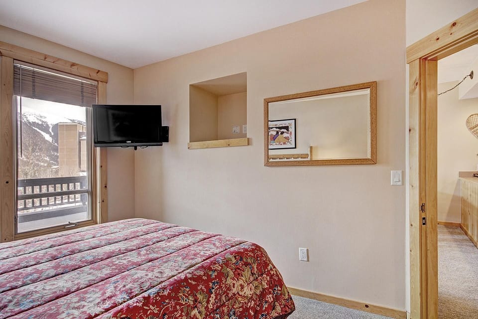 Condo, 1 Bedroom | 1 bedroom, laptop workspace, iron/ironing board, WiFi (free)