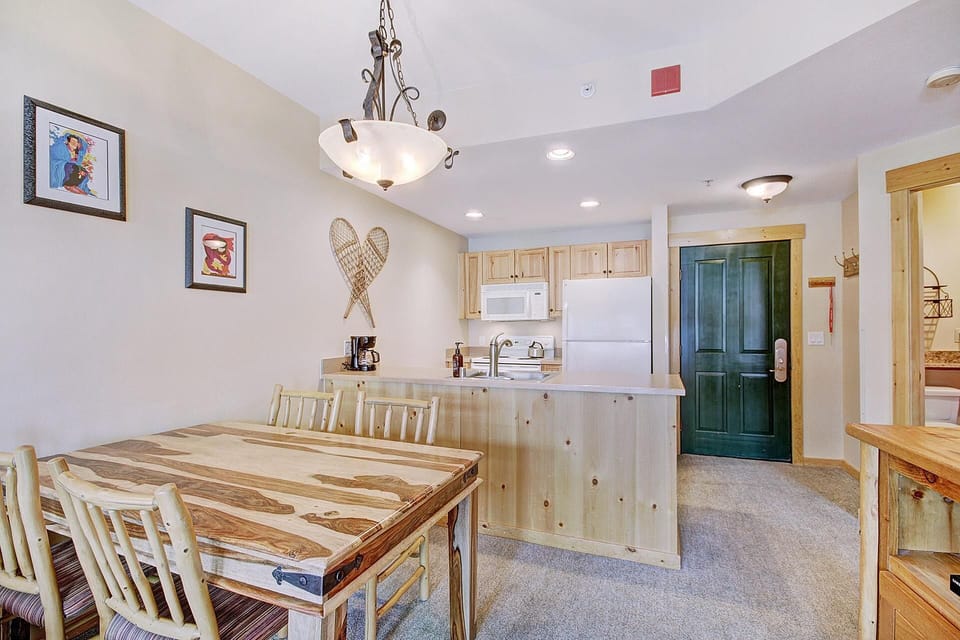 Condo, 1 Bedroom | Dining room