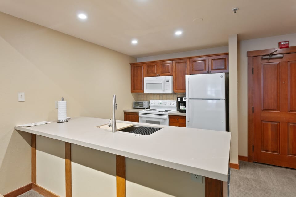 Condo, 1 Bedroom | Private kitchen | Coffee/tea maker, fridge, oven, toaster