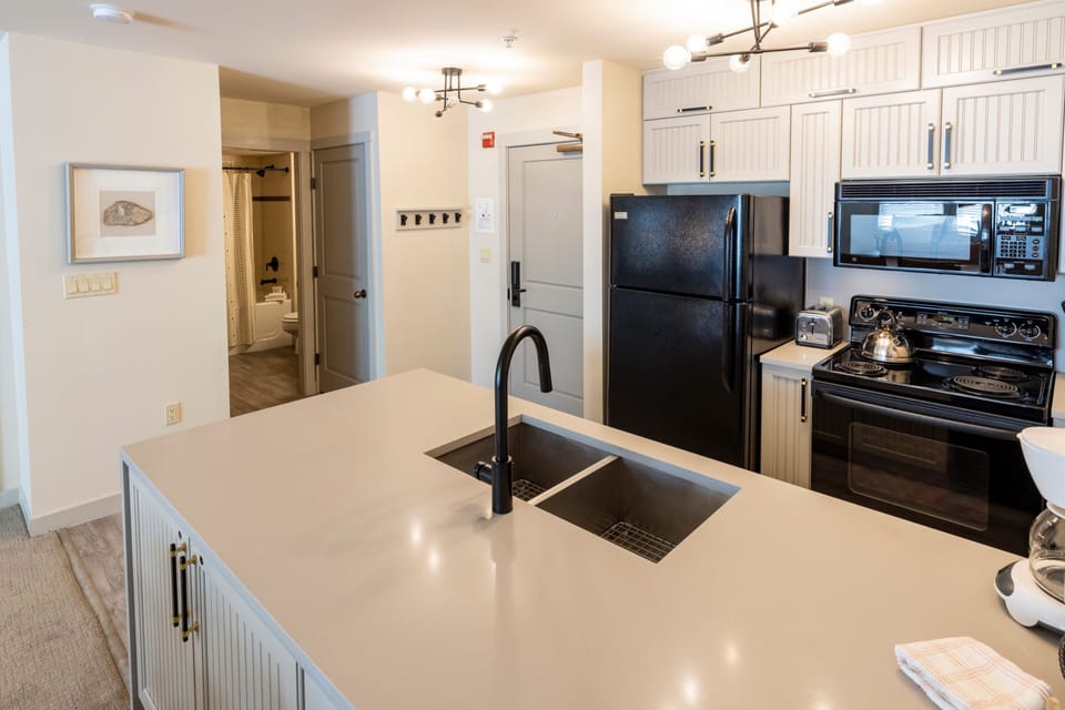 Condo, 2 Bedrooms | Private kitchen | Fridge, oven, coffee/tea maker, toaster