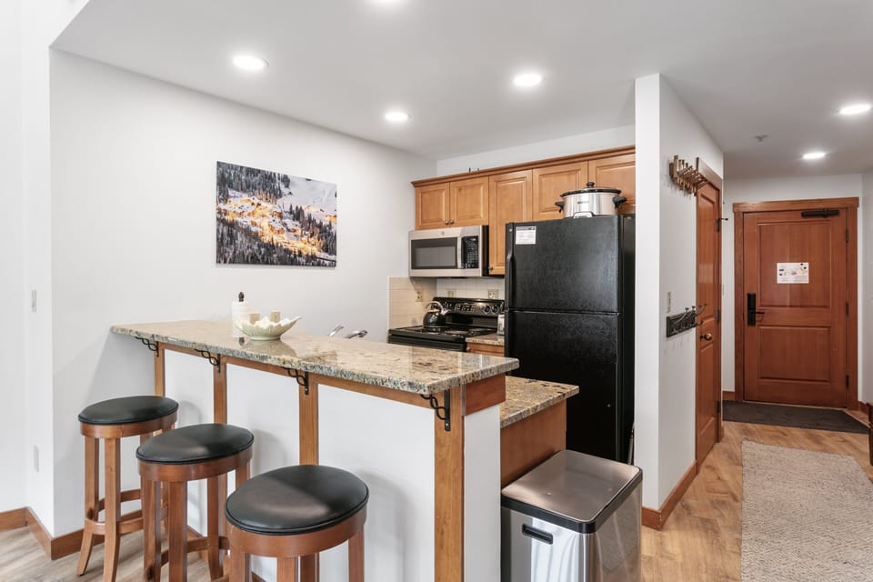 Condo, 2 Bedrooms | Private kitchen | Fridge, oven, coffee/tea maker, toaster