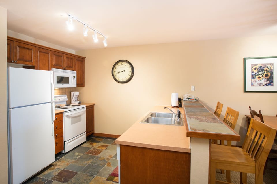 Condo, 1 Bedroom | Private kitchen | Coffee/tea maker, fridge, oven, toaster