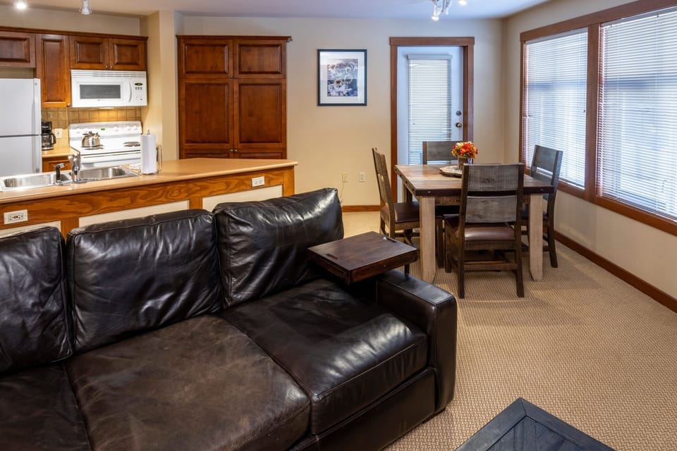 Condo, 2 Bedrooms | Living area