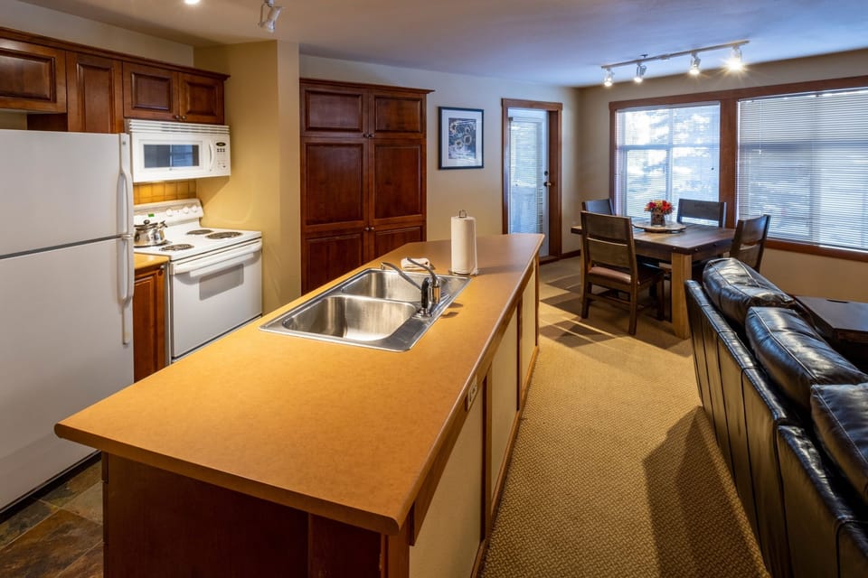 Condo, 2 Bedrooms | Private kitchen | Fridge, oven, coffee/tea maker, toaster
